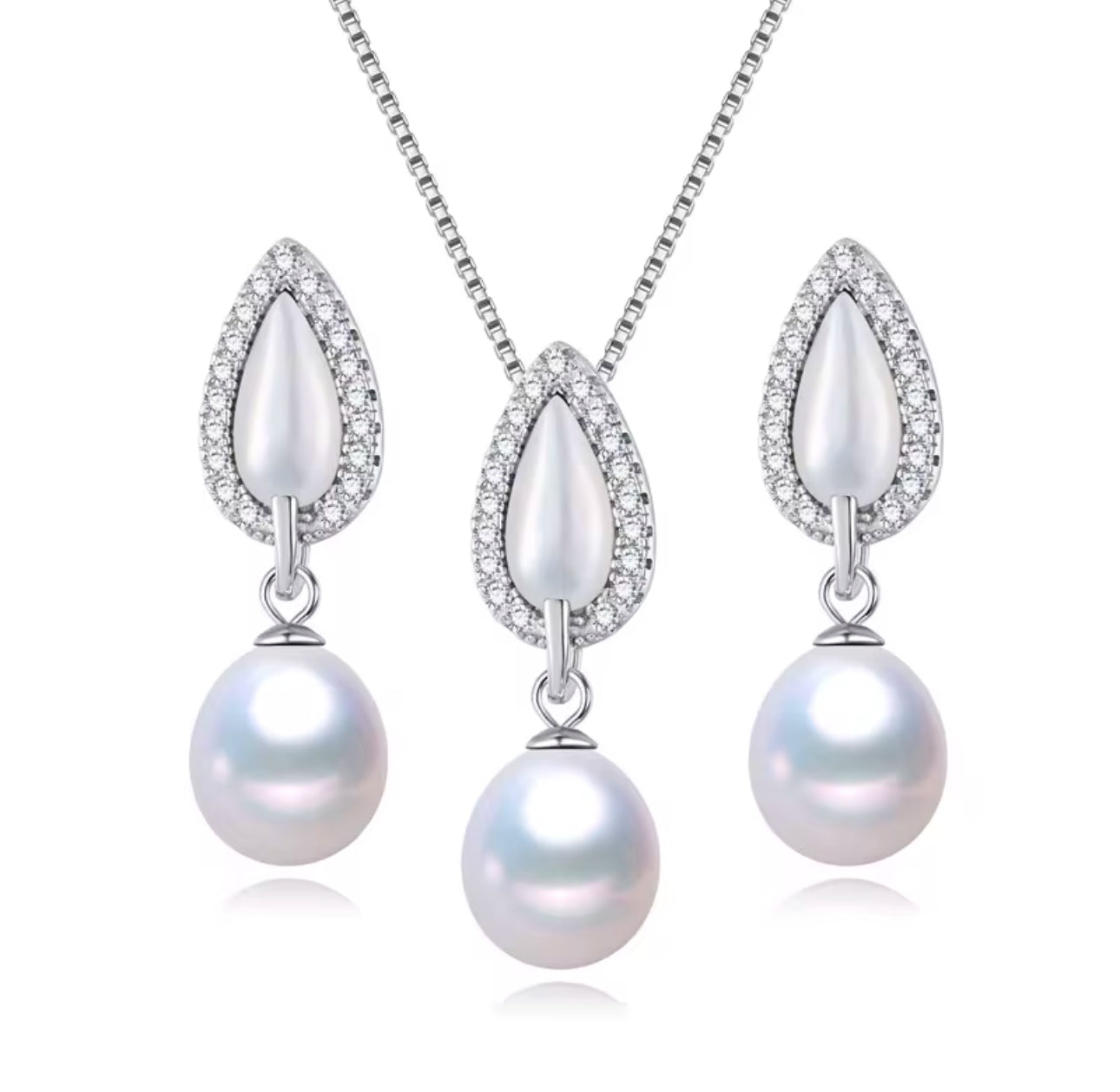 Victoria Lustré Freshwater Pearl Set in Sterling Silver