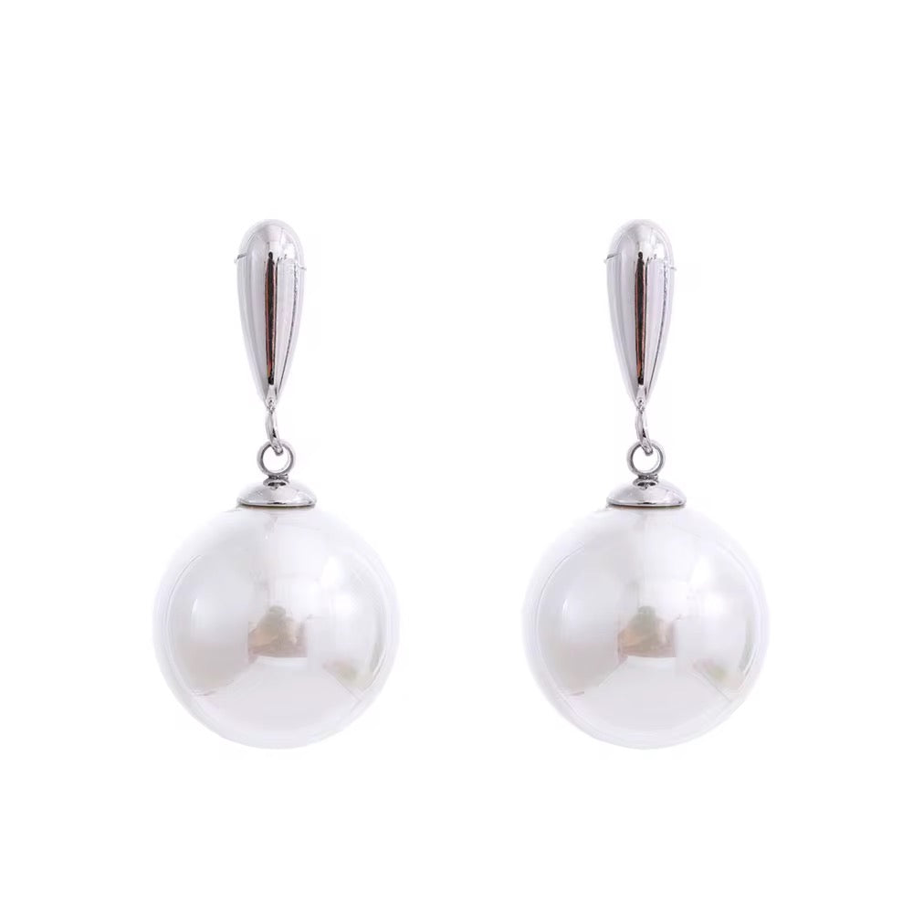 The Lilly Pearl Drops Earrings